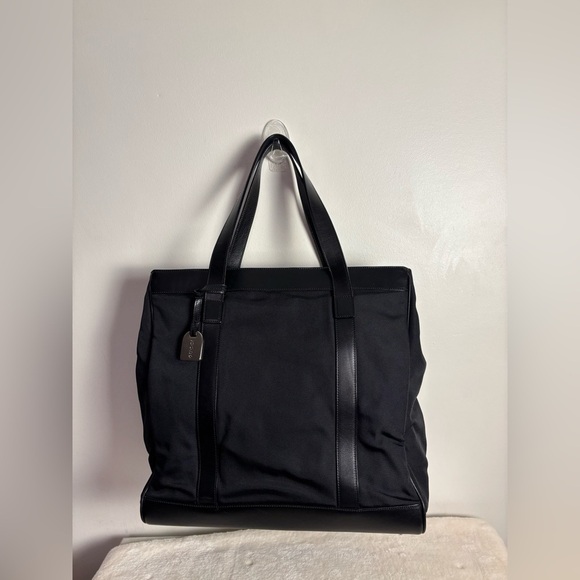 Gucci Black Tote Bag with Spacious Design and Durable Material - Picture 1 of 14